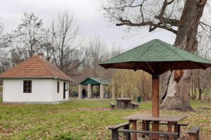 Rekonstruisana letnja bašta u Jozića kolibi