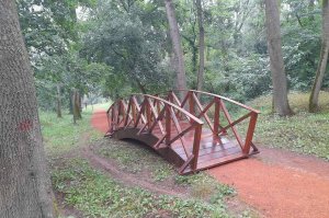 Postavlјena dva nova drvena mosta na trim stazi u Zabranu
