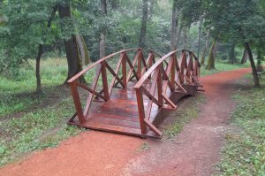 Postavlјena dva nova drvena mosta na trim stazi u Zabranu